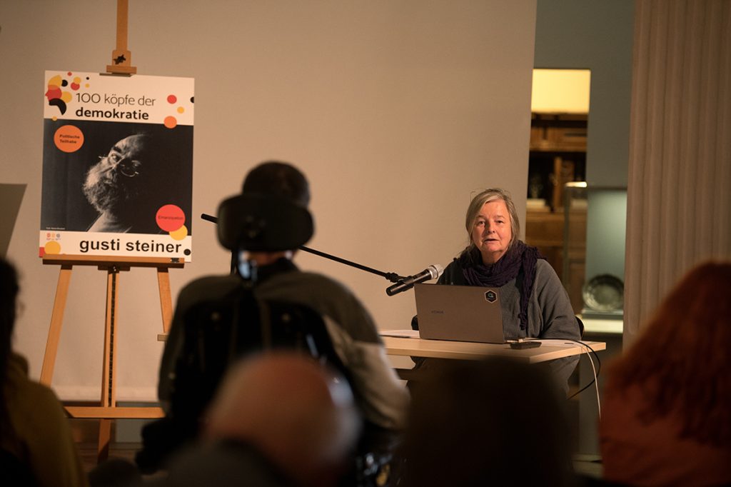 Dr. Birgit Rothenberg beim Vortrag.